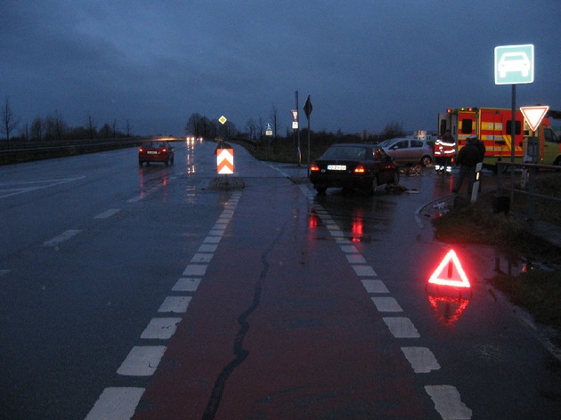 POL-HOL: Wieder Unfall B 64 - Abzweigung Allersheim: Radfahrer vom PKW erfasst - 71jähriger mit schweren Verletzungen stationär im Krankenhaus aufgenommen -