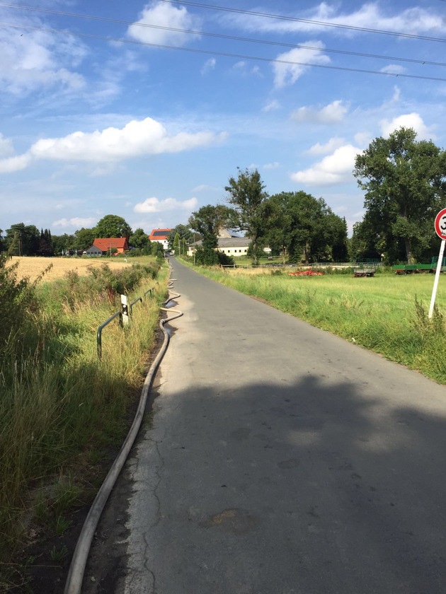 FW-DO: Strohballen brennen am Waldrand