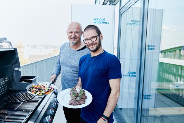 Feuer und Flamme: VOX Doku-Star Detlef Steves und Schauspieler Thomas Drechsel laden zum Angrillen mit Freu(n)den