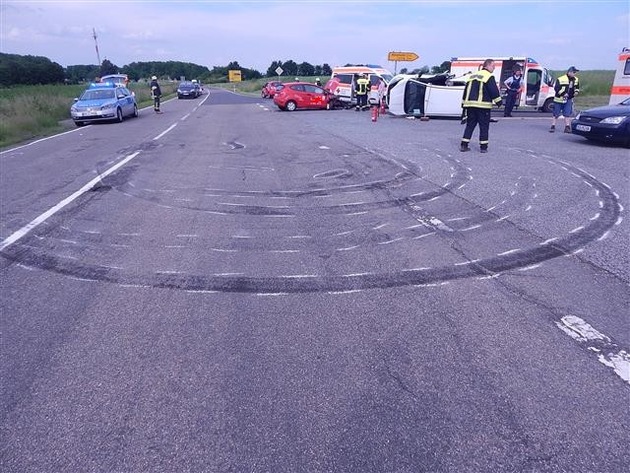 POL-PDMY: Verkehrsunfall, vier Leichtverletzte,
Dienstag, 07.06.2016, 16.54 Uhr