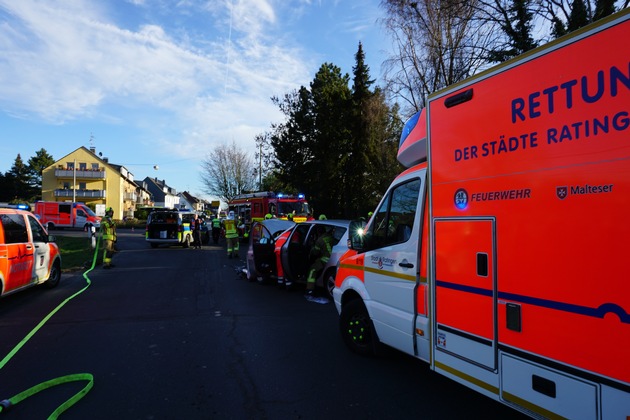 FW Ratingen: Verkehrsunfall mit zwei beteiligten PKW
