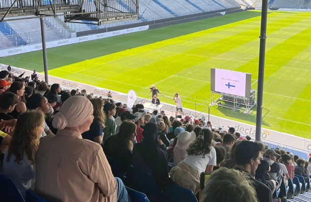 Stefan Gemmel begeistert Schulklassen bei einer Lesung des PEN Deutschland im Stadion Darmstadt mit RID-Weltrekord