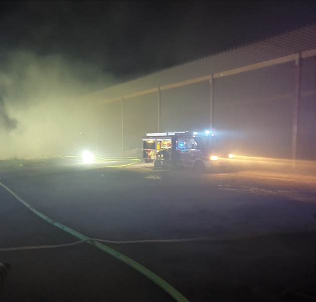 FW-RD: Heuballenbrand am späten Abend in Remmels (Kreis Rendsburg-Eckernförde)