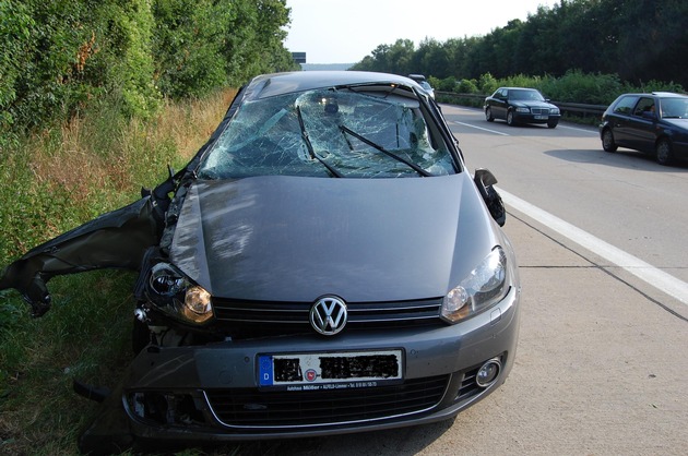 POL-HI: BAB 7, LK Hildesheim -- Schwerer Verkehrsunfall fordert zwei Verletzte ++ 6 km Stau nach Vollsperrung ++ Zwei Fahrzeuge Totalschaden ++