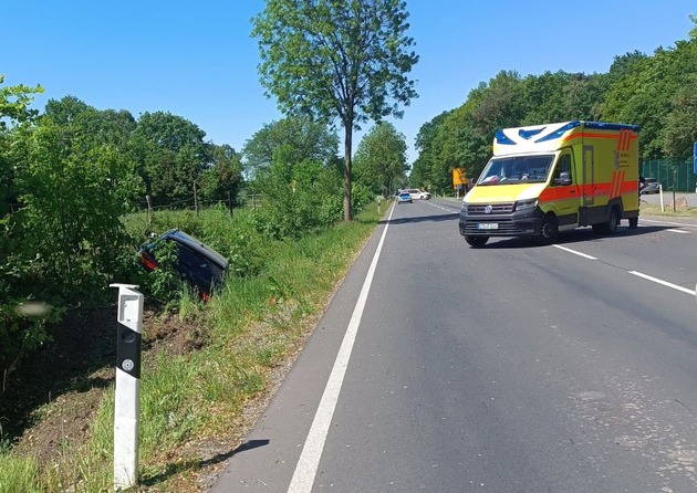 POL-STD: BMW-Fahrer kommt alkoholisiert von der Bundesstraße ab und überschlägt sich mit seinem Fahrzeug