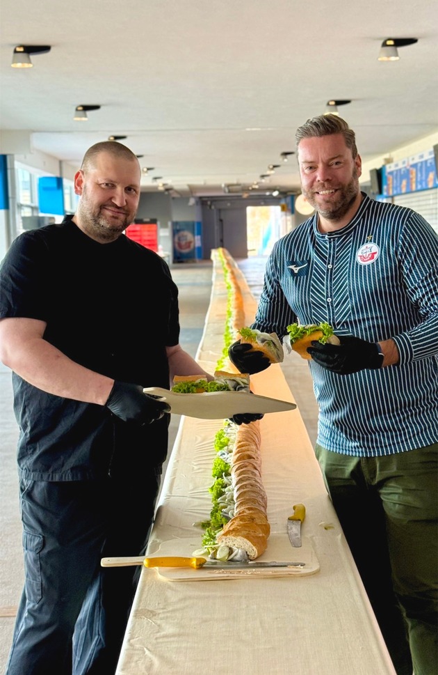 RID-Weltrekord im Ostseestadion Rostock – offizieller Stadion-Caterer produziert ultra-langes Bismarckheringsbrötchen (42,37 Meter) und verbessert Bestmarke aus Rügen