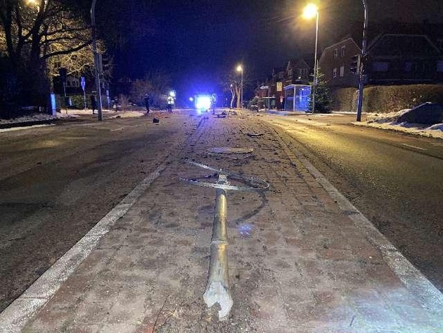 POL-STD: Unbekannter Autofahrer verursacht Unfall auf dem Ottensener Weg in Buxtehude mit hohem Sachschaden und flüchtet - Polizei sucht Zeugen