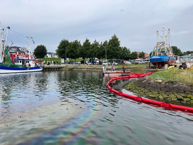 THW HH MV SH: Ölunfall im Büsumer Hafen: THW weiterhin im Einsatz zur Gefahrenabwehr