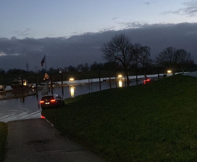 POL-STD: Unvorsichtige Autofahrer an der Elbe in Stadersand - Feuerwehr muss Fahrzeuge aus Überflutungsgebiet bergen