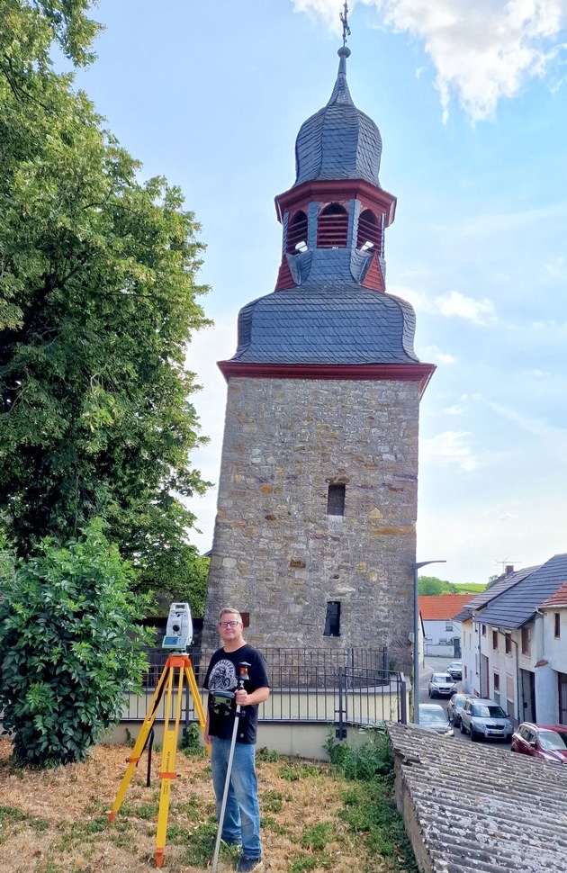Neuer RID-Weltrekord: der neue »schiefste Turm der Welt« (Neigung: 5,4277°) steht in Gau-Weinheim.