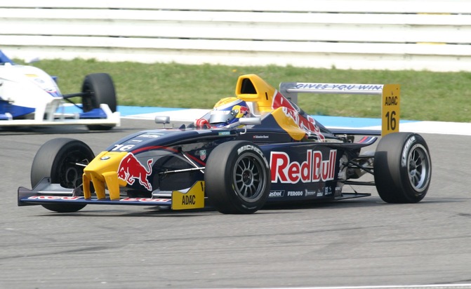 TAG Heuer freut sich, die Ernennung eines neuen Botschafters bekanntzugeben: Sébastien Buemi ist einer der vielversprechendsten Nachwuchsfahrer des Schweizer Autorennsports