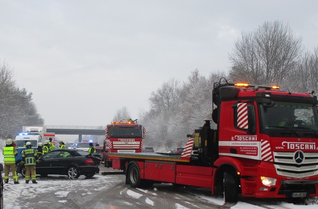FW Bremerhaven: Verkehrsunfall mit drei Fahrzeugen - fünf verletzte Personen auf der Autobahn 27