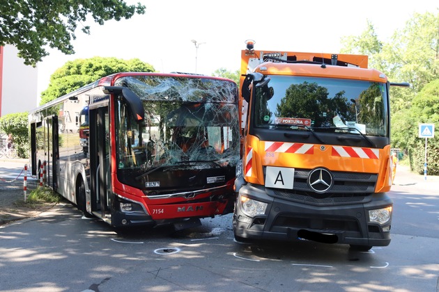 POL-ME: Zehn Verletzte nach Unfall mit Linienbus - Monheim am Rhein - 2208047