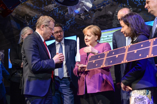 Bundeskanzlerin Merkel eröffnet ILA 2018 / Deutsch-französische Zusammenarbeit im Mittelpunkt des Eröffnungsrundgangs