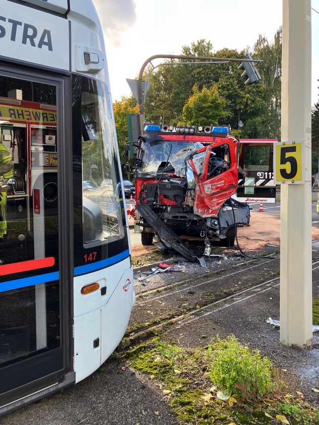 FW-EN: Löschfahrzeug kollidiert mit Straßenbahn