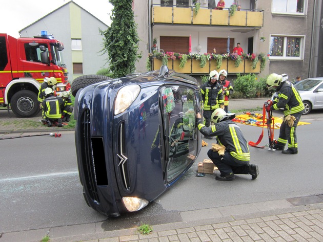 FW-GE: Unruhiger Donnerstagvormittag für die Feuerwehr Gelsenkirchen. / Verkehrsunfall mit eingeklemmter Person in Resse, Küchenbrand in Buer-Mitte und Pkw Brand in Hassel.