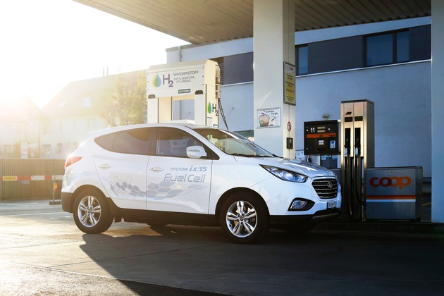 Coop ouvre la première station service publique d&apos;hydrogène en Suisse et complète son parc de véhicules avec 12 nouveaux Hyundai ix35 Fuel Cell