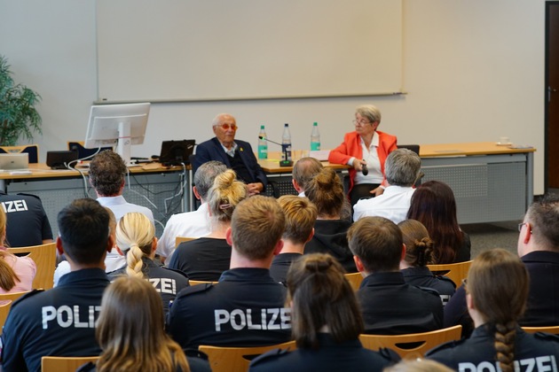 POL-AK NI: Demokratie braucht Haltung: Polizeistudierende ermöglichen eindrucksvolle Begegnung mit Holocaust-Zeitzeugen