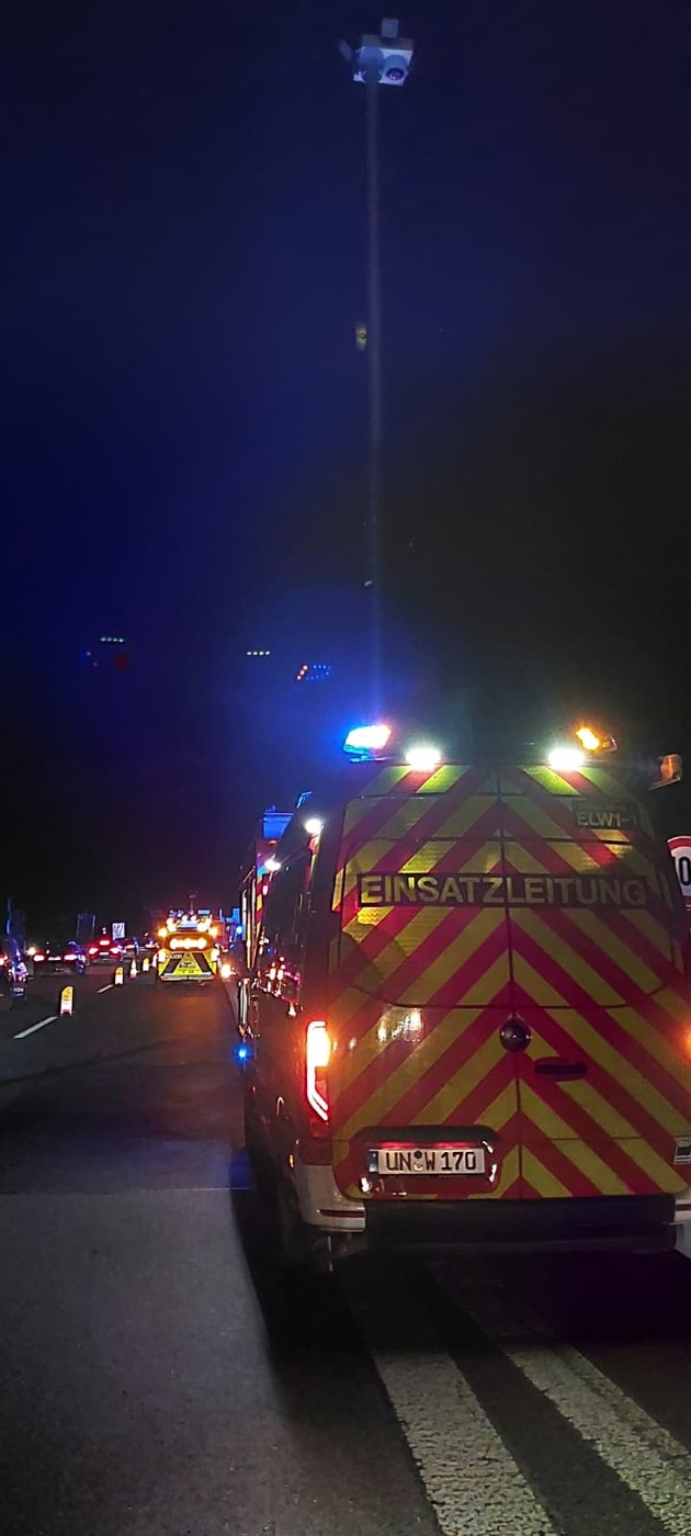 FW-WRN: Verkehrsunfall auf der Bundesautobahn 1 in Fahrtrichtung K&ouml;ln