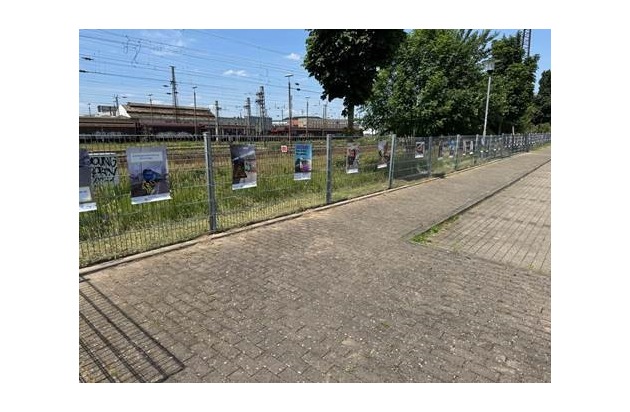 BPOL NRW: Präventionsveranstaltung der Bundespolizei: Schüler hängen selbst angefertigte Plakate auf.