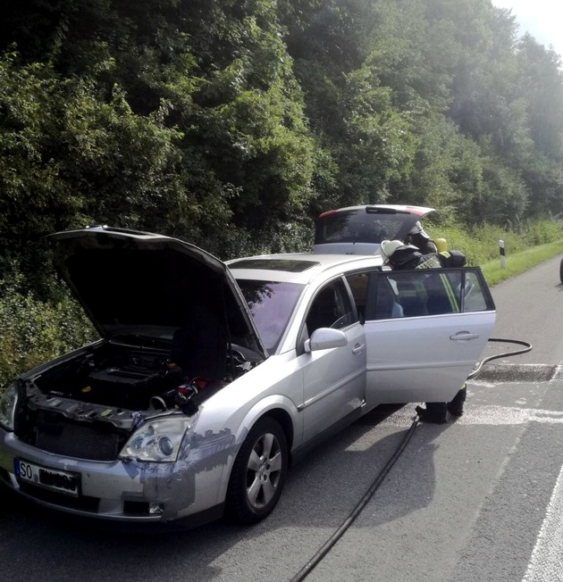 FW-AR: Zusatzbatterien verursachen Pkw-Brand auf der Autobahn: Feuerwehr kann Fahrzeug auf Seitenstreifen mit Schaum schnell löschen