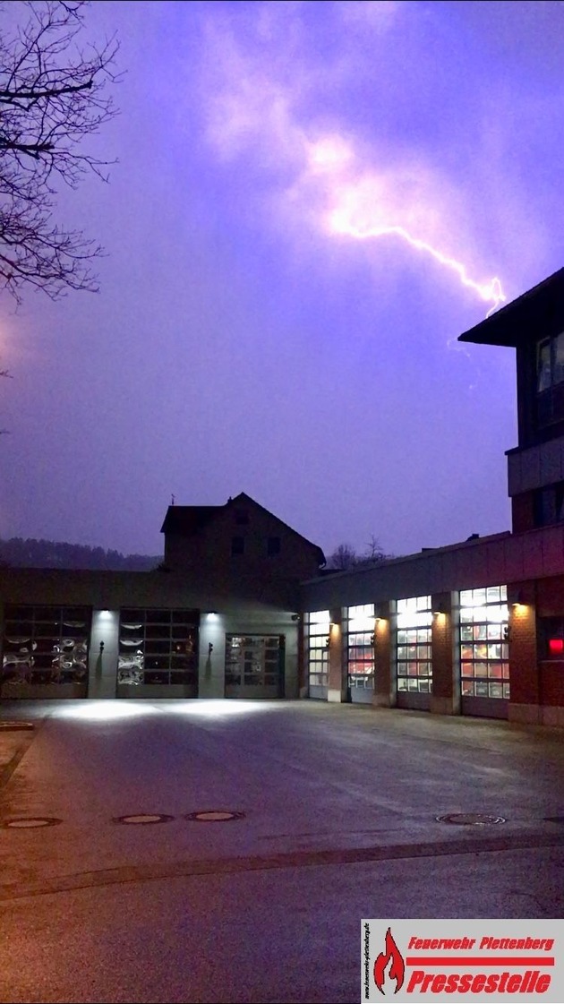 FW-PL: Verdächtiger Feuerschein nach Gewitter und Heimrauchmelder auf Balkon sorgten für Einsätze bei der Feuerwehr