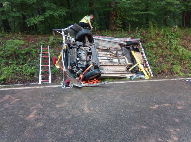 FW-Stolberg: Schwerer Verkehrsunfall - eingeklemmte Autofahrerin