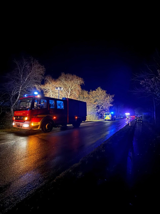 FFW Schiffdorf: Pkw kommt von Fahrbahn ab - Fahrer unverletzt
