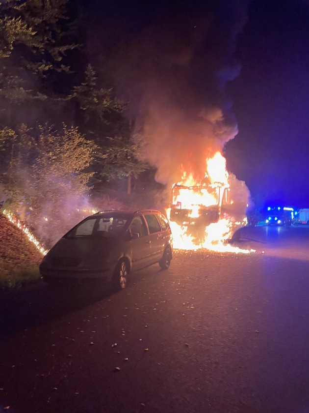 FW Stuttgart: Nächtlicher Fahrzeugbrand auf Bundesautobahn