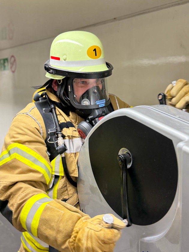 FW Weinheim: Belastung unter Druck-Feuerwehrleute in der Atemschutzstrecke