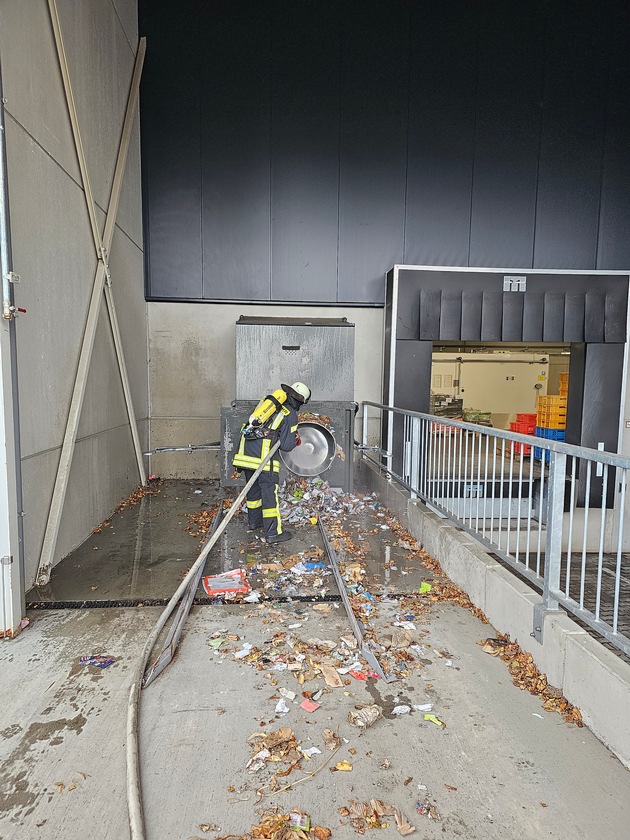 FW Bergheim: Feuerwehr löscht brennende Papierpresse an Supermarkt in Bergheim