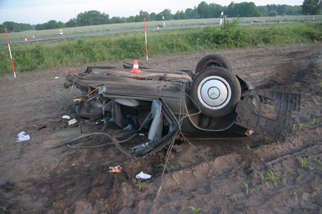 POL-NI: 25-Jähriger stirbt bei schweren Verkehrsunfall - Bilder im Download -