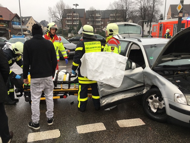 FW-GE: Verkehrsunfall in Gelsenkirchen Buer mit drei verletzten Personen -