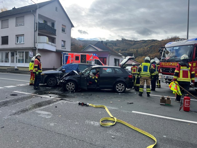 FW-PL: Verkehrsunfall mit eingeschlossener Person - zwei Leichtverletzte