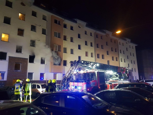 FW-F: Wohnungsbrand mit 100.000 Euro Sachschaden. Zwei Personen leicht verletzt.