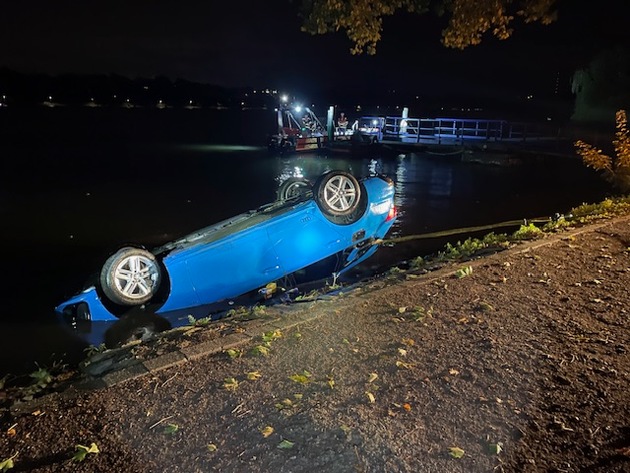 FW-E: Pkw im Baldeneysee - zwei Personen unverletzt - Fahrzeug geborgen