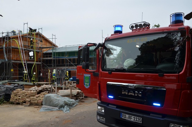 FW-RD: Scheune nach Feuer beschlagnahmt 

Bornhorst, in Rumohr, kam es Heute (11.07.2019) zu einem Großfeuer.