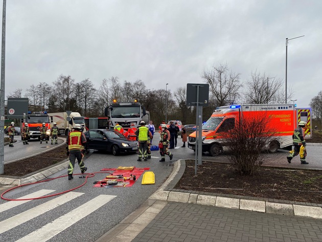 FW Norderstedt: Ochsenzoll-Kreisel: Verkehrsunfall zwischen LKW und PKW