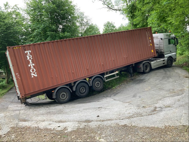 POL-MK: Schwere Laster auf engen Wegen