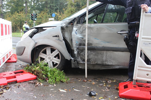 POL-ME: Unfall mit Beteiligung eines Streifenwagens - zwei Personen leicht verletzt - Monheim am Rhein - 2110102