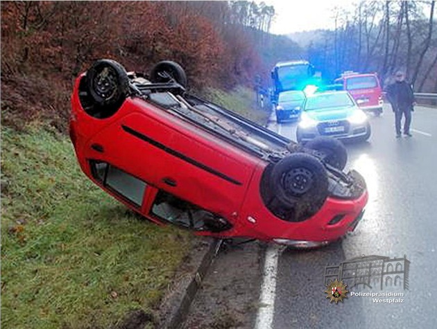 POL-PPWP: Tempo nicht angepasst - Auto überschlägt sich