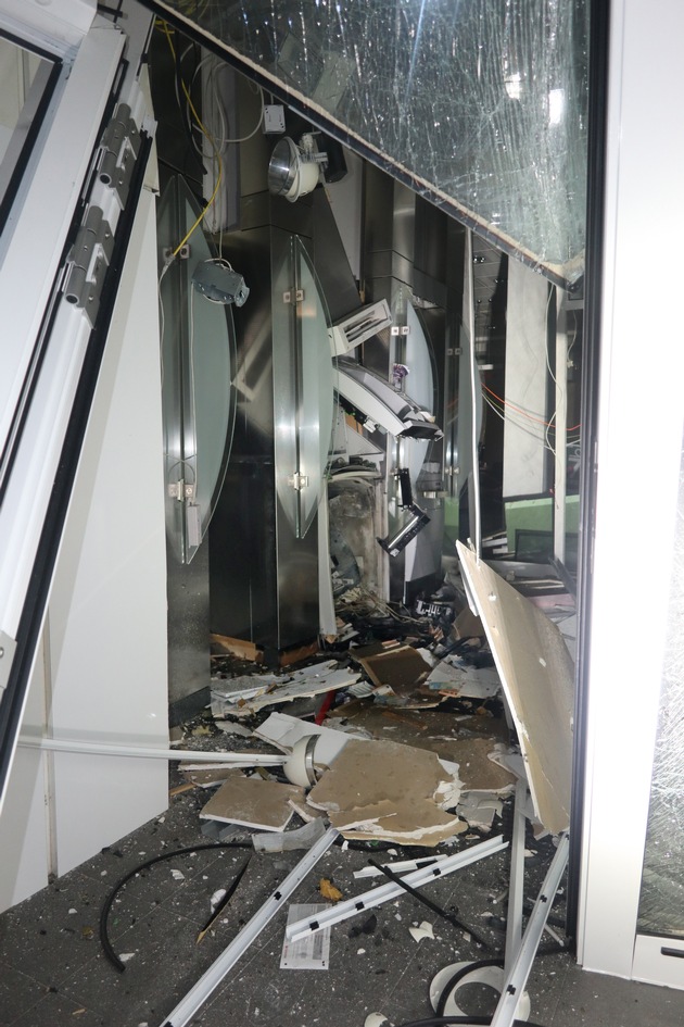POL-ME: Geldautomat gesprengt: Polizei ermittelt und bittet um sachdienliche Hinweise - Langenfeld - 2305034