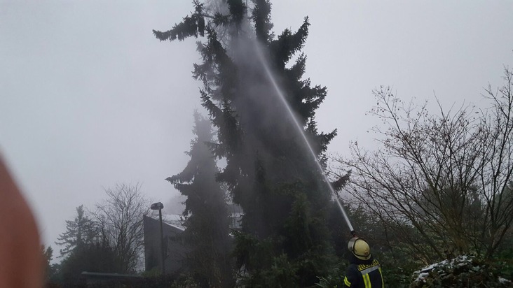 FW-AR: Da brennt der Baum: Feuerwehr löscht Tanne mit Schnellangriff!