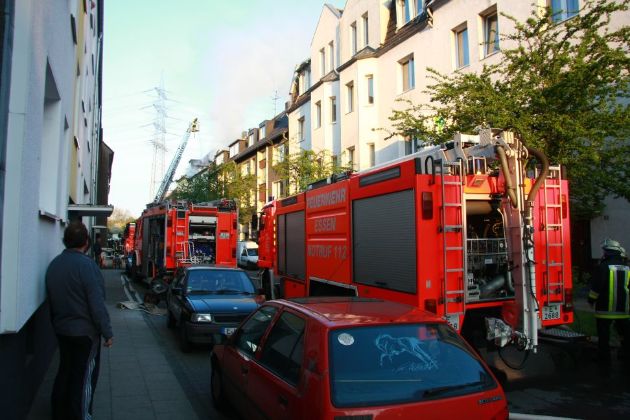 FW-E: Dachstuhlbrand in Altenessen, zwei Personen verletzt