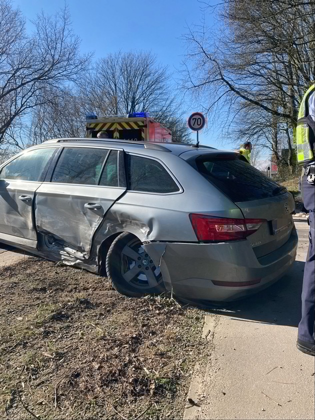 POL-ME: Zwei Personen bei Zusammenstoß im Gegenverkehr verletzt - Ratingen - 2203003