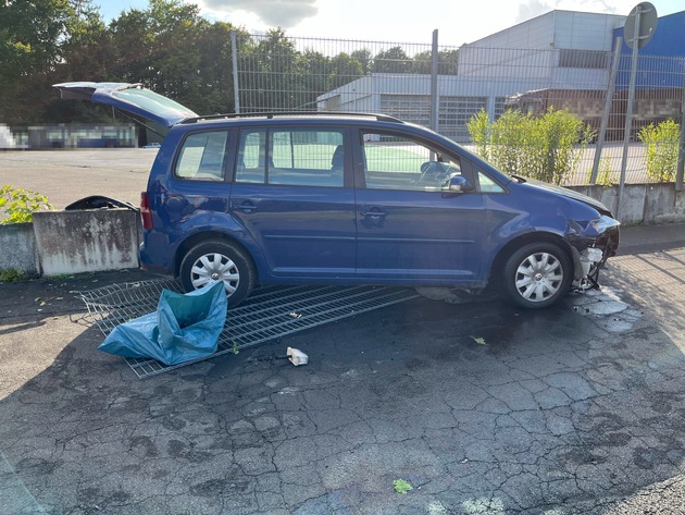 POL-BI: Auto bricht durch Metallzaun