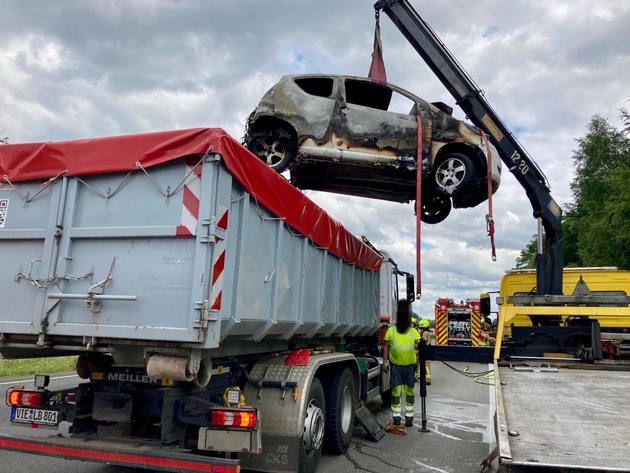 FW Ratingen: Brand eines Elektrofahrzeugs auf der BAB 3 mit schwer verletzter Person
