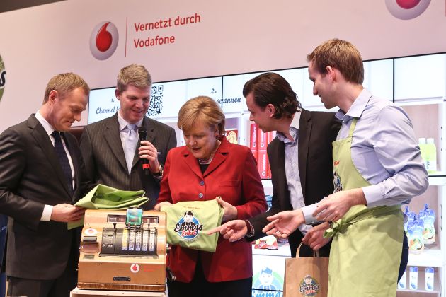 Eine gut gelaunte Bundeskanzlerin Dr. Angela Merkel informierte sich auf der CeBIT bei Vodafone über neue Möglichkeiten des stationären Einzelhandels durch Machine-to-Machine Kommunikation (BILD)