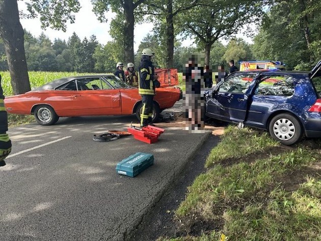 POL-STD: Unbekannter Autofahrer überholt Fahrzeuge, verursacht Unfall mit hohem Sachschaden und zwei Verletzten und flüchtet - Polizei sucht Zeugen und Verursacher