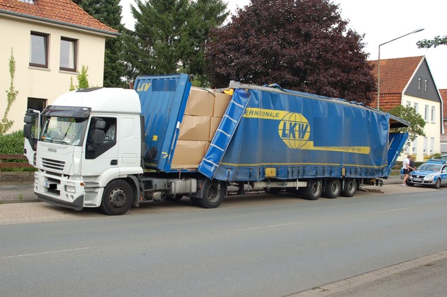 POL-STH: Sattelschlepper fährt gegen Bahnüberführung